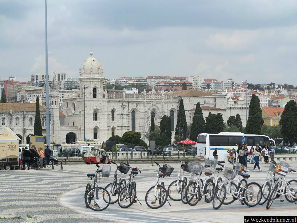 Op de achtergrond zie je het beroemde klooster van Belém (16de eeuw). Tip: Je kunt een fiets huren en langs de Taag in een uur van Belém naar Lissabon fietsen. Tip: Fietsen in Lissabon en Belém.